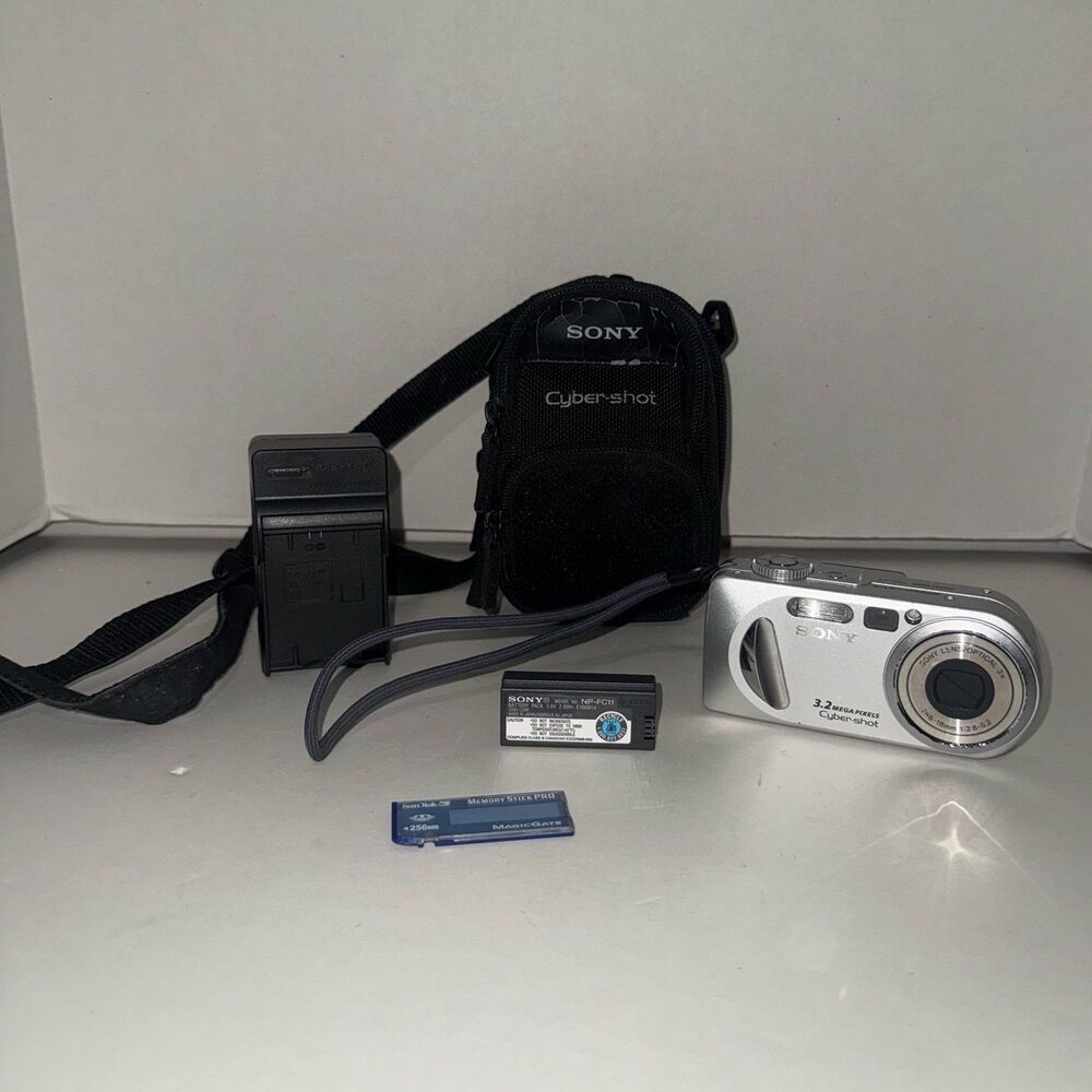 Sony Cybershot DSC-P8 3.2MP Compact Digital Camera 256 mb Memory Stick & Case